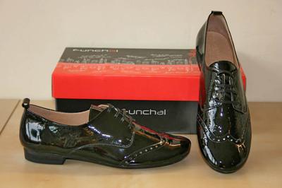 Foto zapato acordonado de color negro marca funchal. ver tallas.