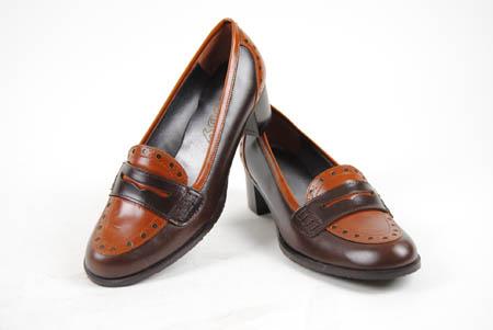 Foto zapato clásico de piel marrón