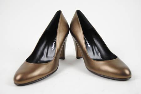 Foto zapato clásico de salón color bronce