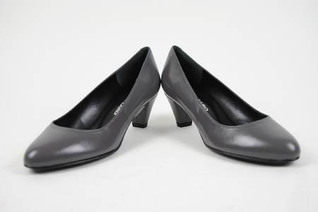 Foto zapato clásico de salón color gris