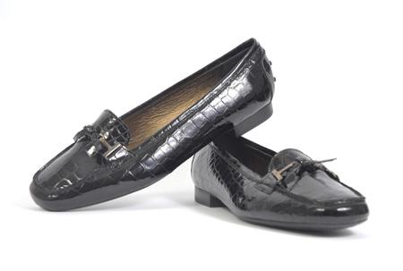 Foto zapato clásico negro de charol cocodrilo