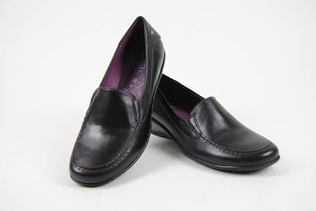Foto zapato clásico negro de piel con cuña