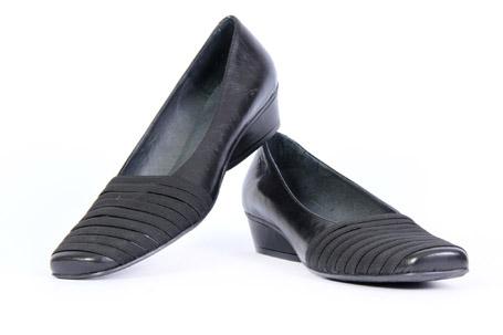 Foto zapato clásico negro de piel con elásticos