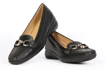 Foto zapato clásico negro de piel con trabilla