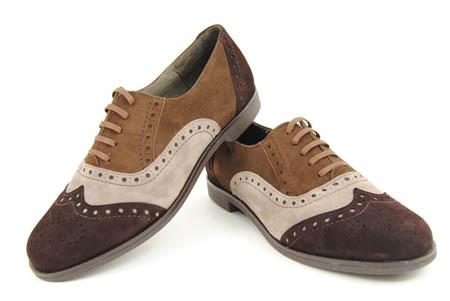 Foto zapato de ante marrón y taupe