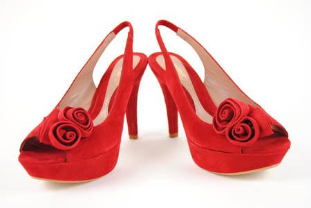 Foto zapato de ante rojo con flores