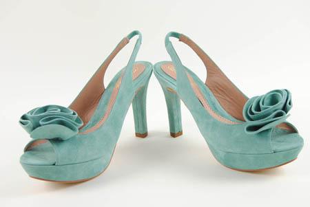 Foto zapato de ante verde con flor