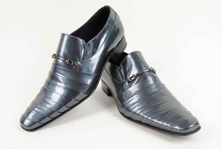 Foto zapato de charol negro con pliegues y trabilla