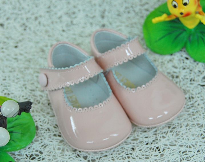 Foto Zapato de niña clasico charol, varios colores.