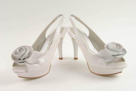 Foto zapato de piel beige con flor