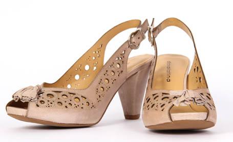 Foto zapato de piel calada taupe
