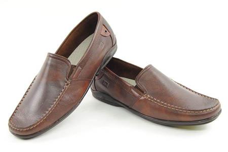 Foto zapato de piel marrón con piso de goma