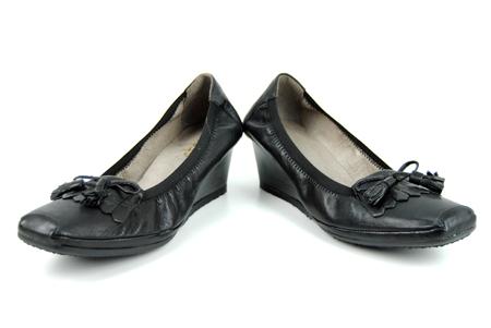 Foto zapato de piel negra con flecos y lazo