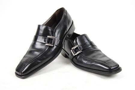 Foto zapato de piel negro con hebilla