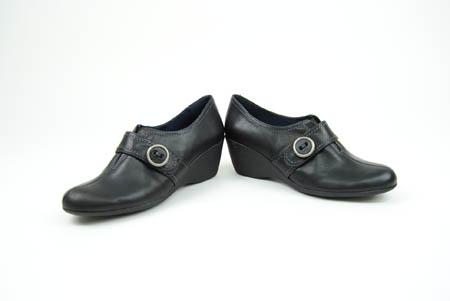 Foto zapato de piel negro con hebilla y cuña