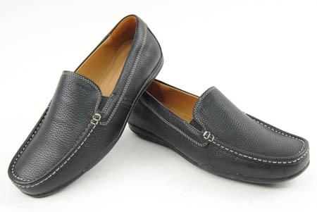 Foto zapato de piel negro con pespuntes