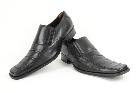 Foto zapato de piel negro con pliegues