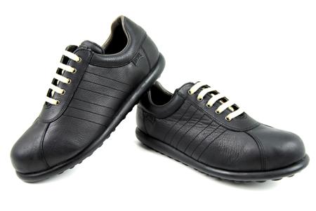 Foto zapato de piel negro y piso de goma