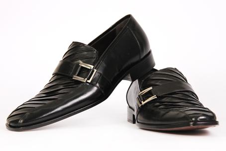 Foto zapato de piel plisada negro con hebilla