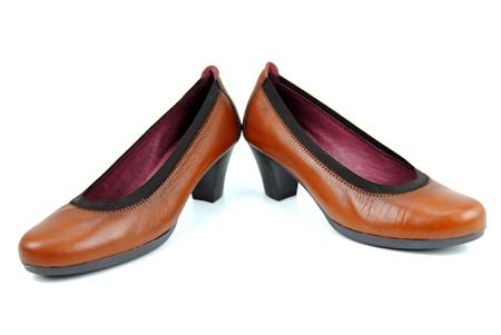 Foto zapato de salón de cuero marrón con filo elástico