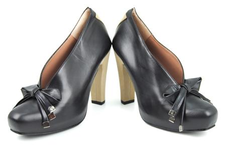 Foto zapato de salón de piel negro con lazo