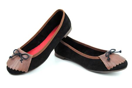 Foto zapato de salón de serraje negro con flecos