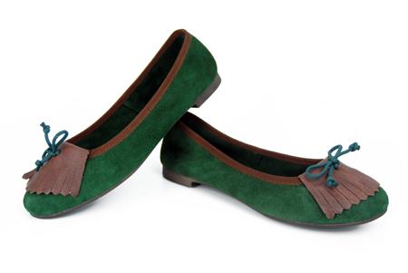 Foto zapato de salón de serraje verde con flecos marrones