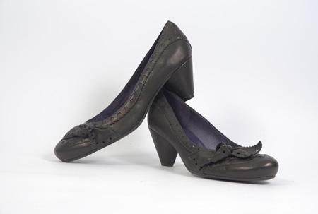 Foto zapato de salón negro con lazo