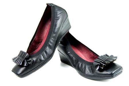 Foto zapato de salón negro con lazo y plisado