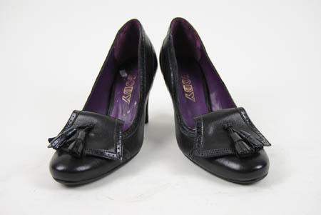 Foto zapato de salón negro con solapa y borlas