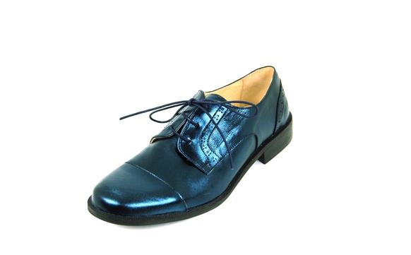 Foto Zapato en piel metalizada con cordón y suela de goma