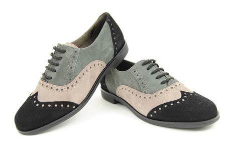 Foto zapato ingles de ante negro taupe y gris