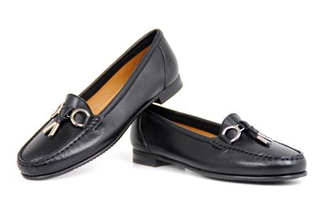Foto zapato mocasín negro con 2 aros metalizados