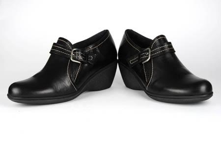 Foto zapato negro abotinado con hebilla