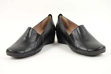 Foto zapato negro con costuras
