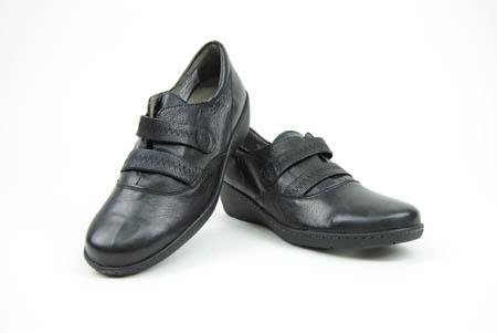 Foto zapato negro con elásticos