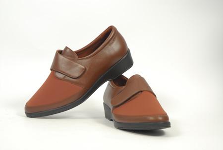 Foto zapato ortopédico marrón de licra con velcro
