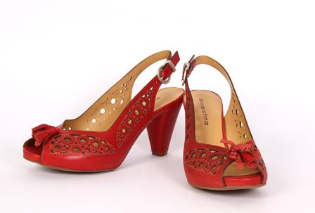 Foto zapato rojo de piel calada