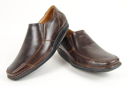 Foto zapato sketchers shape ups de piel marrón y suela de goma