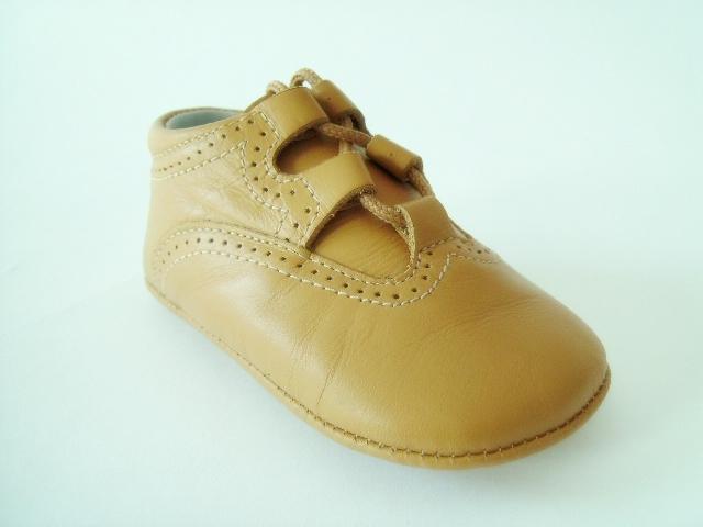 Foto Zapatos de bebé canastillas tipo inglesitos marrón camel
