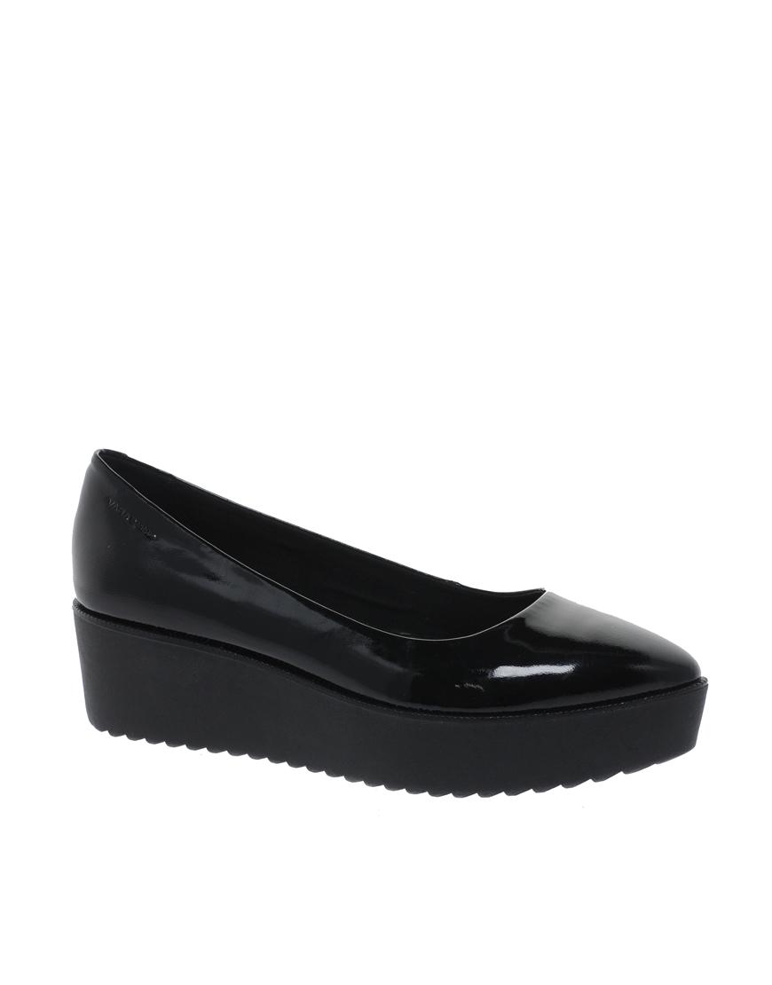 Foto Zapatos de charol en color negro con plataforma plana exclusivos de...