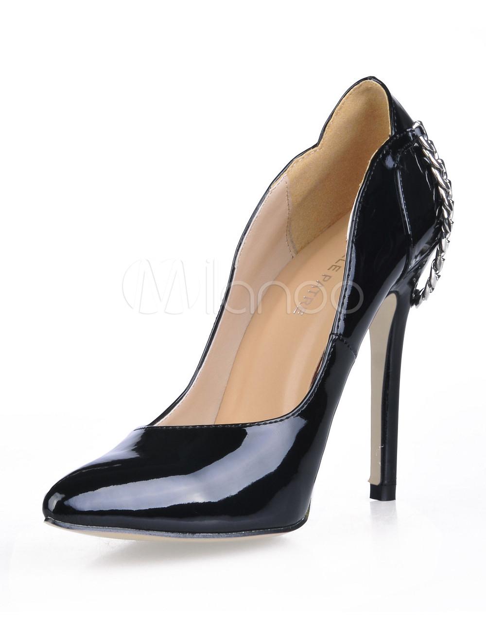 Foto Zapatos de punta triangular con pala de charol negros con cadena