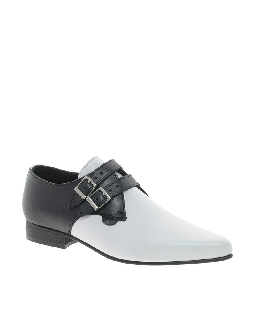 Foto Zapatos planos en punta en blanco y negro Howard de Underground Neg...