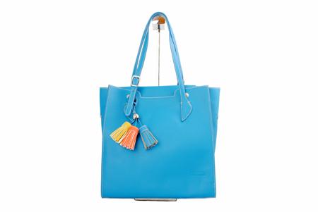 Foto bolso de color azul decorado con tres borlas foto 548909