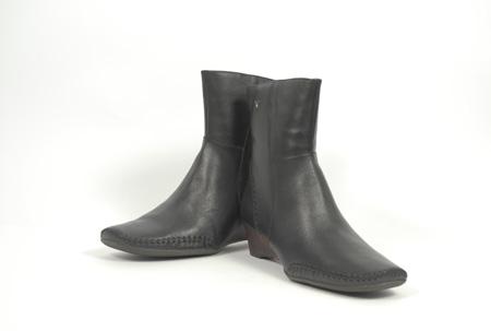Foto botín negro con cuña de madera foto 75232