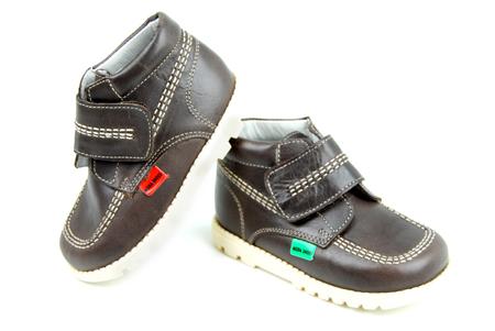 Foto bota de piel marrón con velcro