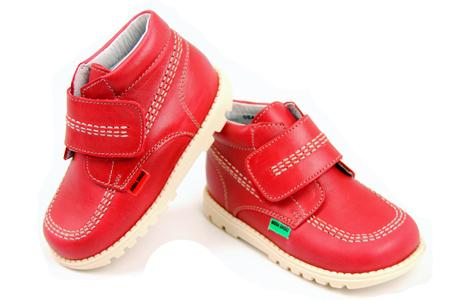 Foto bota de piel roja con velcro