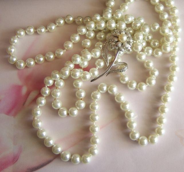 Foto Broche vintage pequea flor + collar de perlas