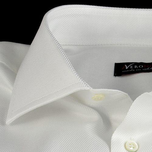 Foto Camisa color liso blanco algodón sarga doble torzal, cuello estilo semifrancés, puño limado