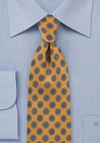 Foto Corbata mostaza ornamentos azules foto 923325